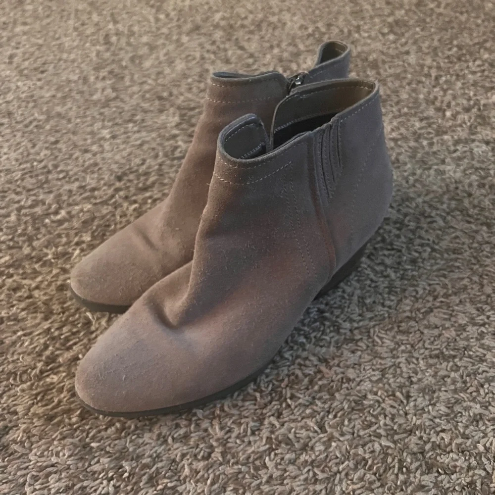 Blondo
Taupe
Size 8.5
Water Resistant
Suede
Ankle Boots
1.5” Heel - Picture 13 of 16